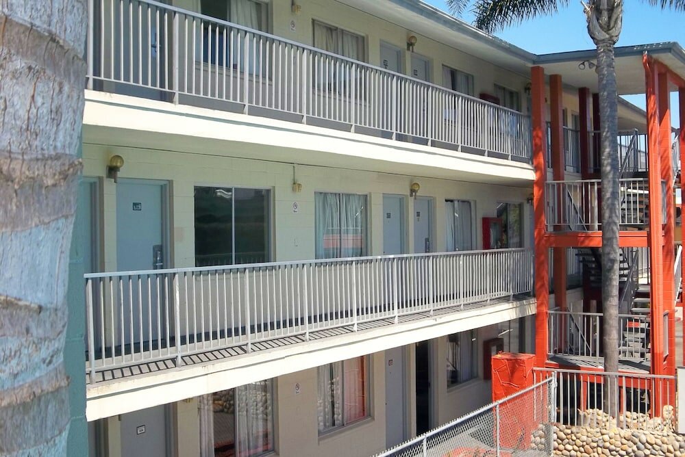 Фото Heritage Inn Express Hayward