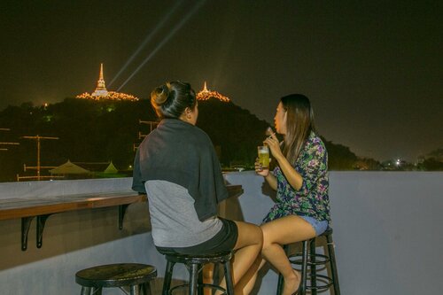 Гостиница Chedi View Hostel & Rooftop Bar в Пхетчабури