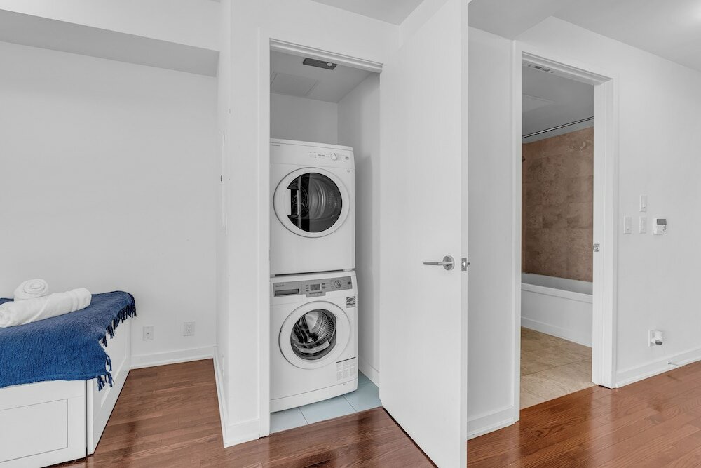 Фото Elegant Suites - Cn Tower & Lake View