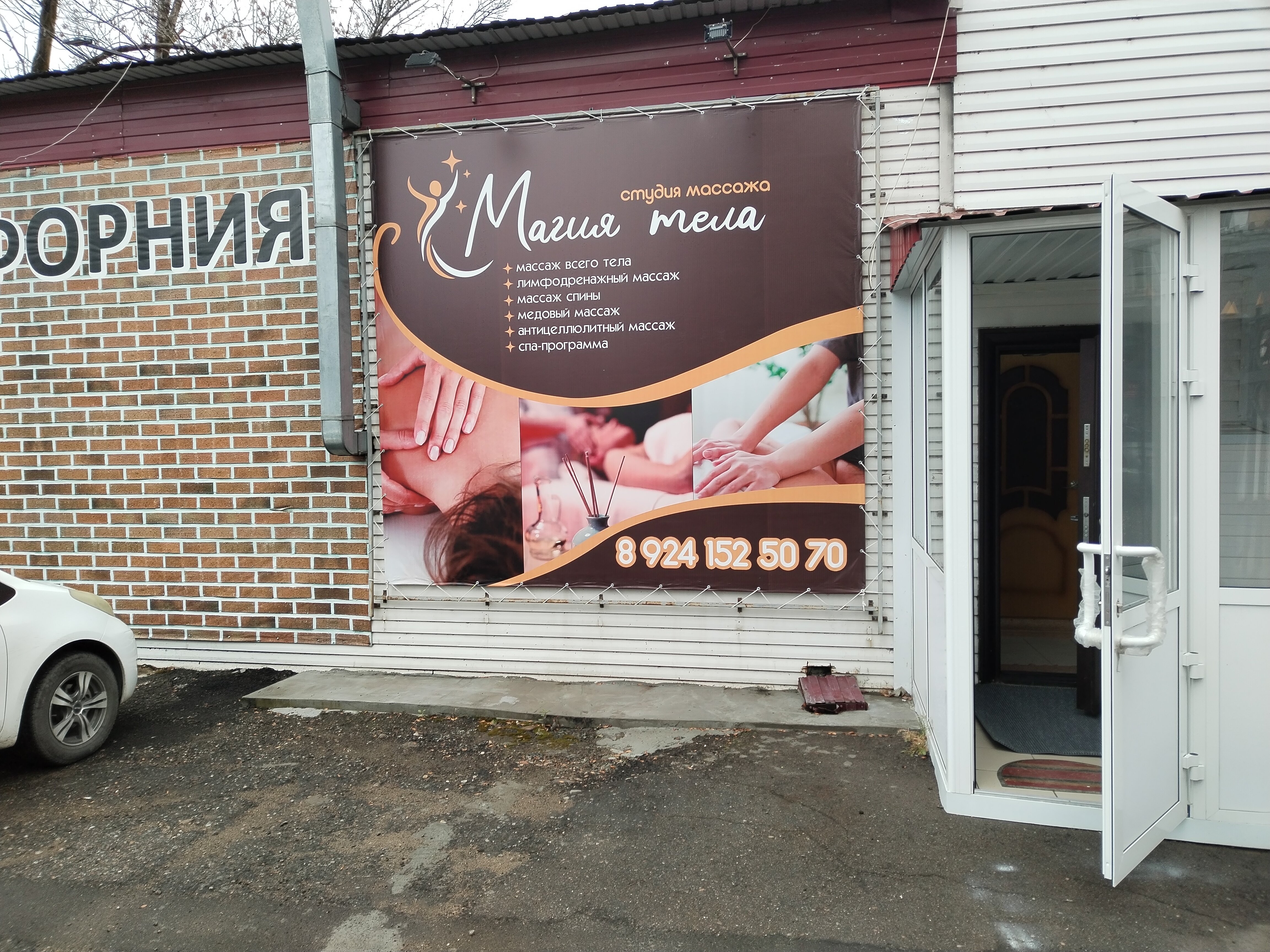 Ресейлік порно жұлдыз Катя Самбука жаңа бейнебаянда жалаңаш.