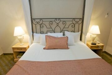 Фото Monte Carlo Inn - Brampton Suites