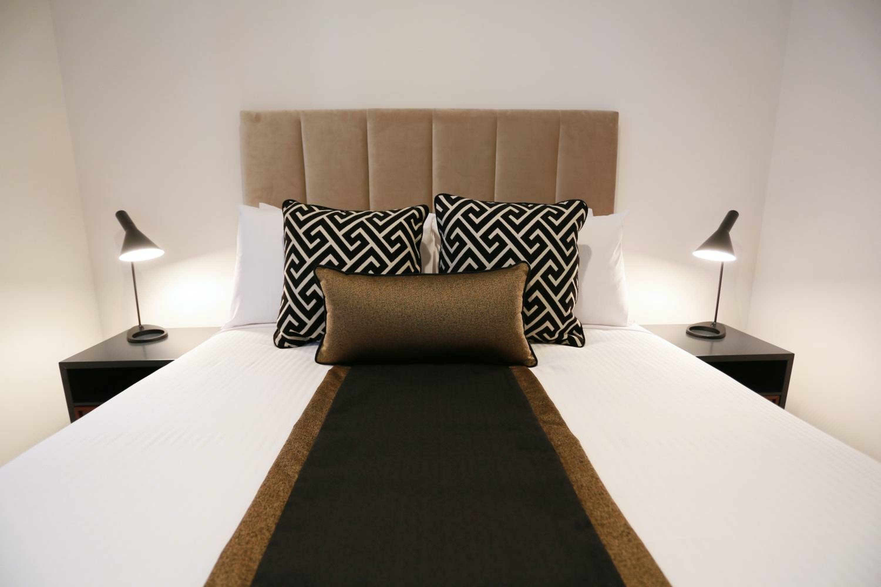 Фото Alex Perry Hotel & Apartments