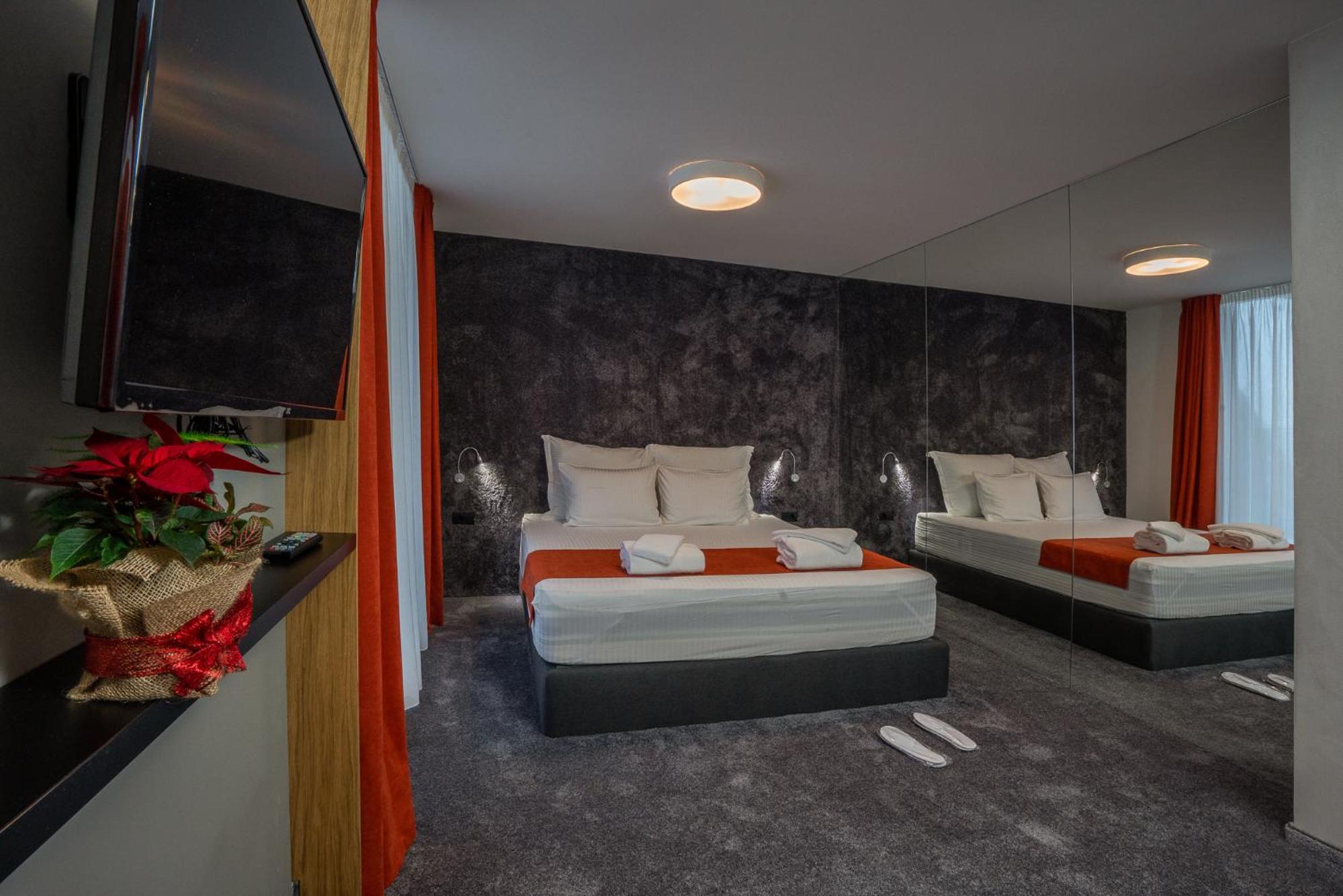 Фото Adella Boutique Hotel