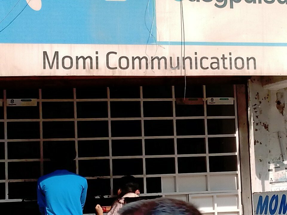 Mobile phone store Momi, Karachi, photo