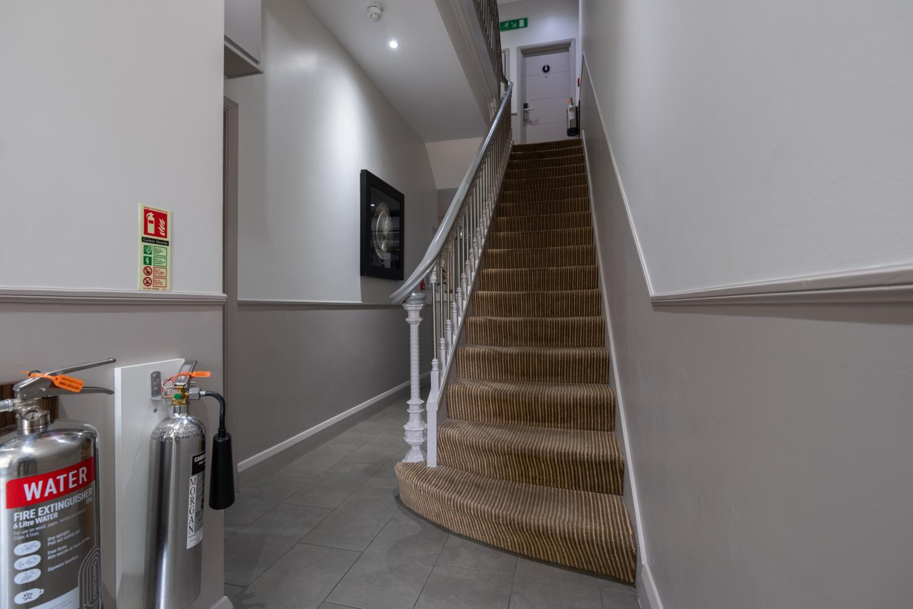 Фото Simply Rooms & Suites