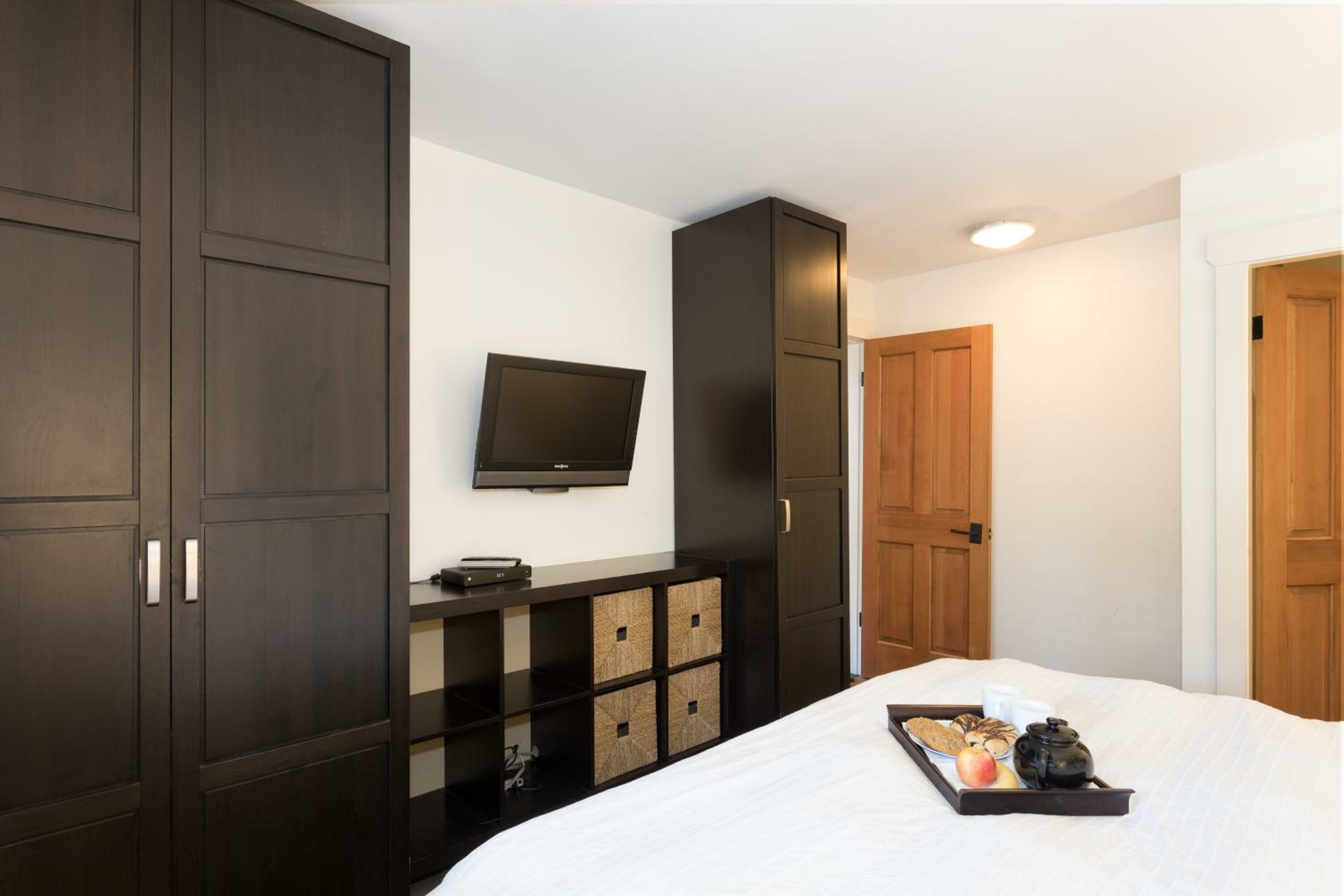 Фото Glacier Lodge Boutique Hotel