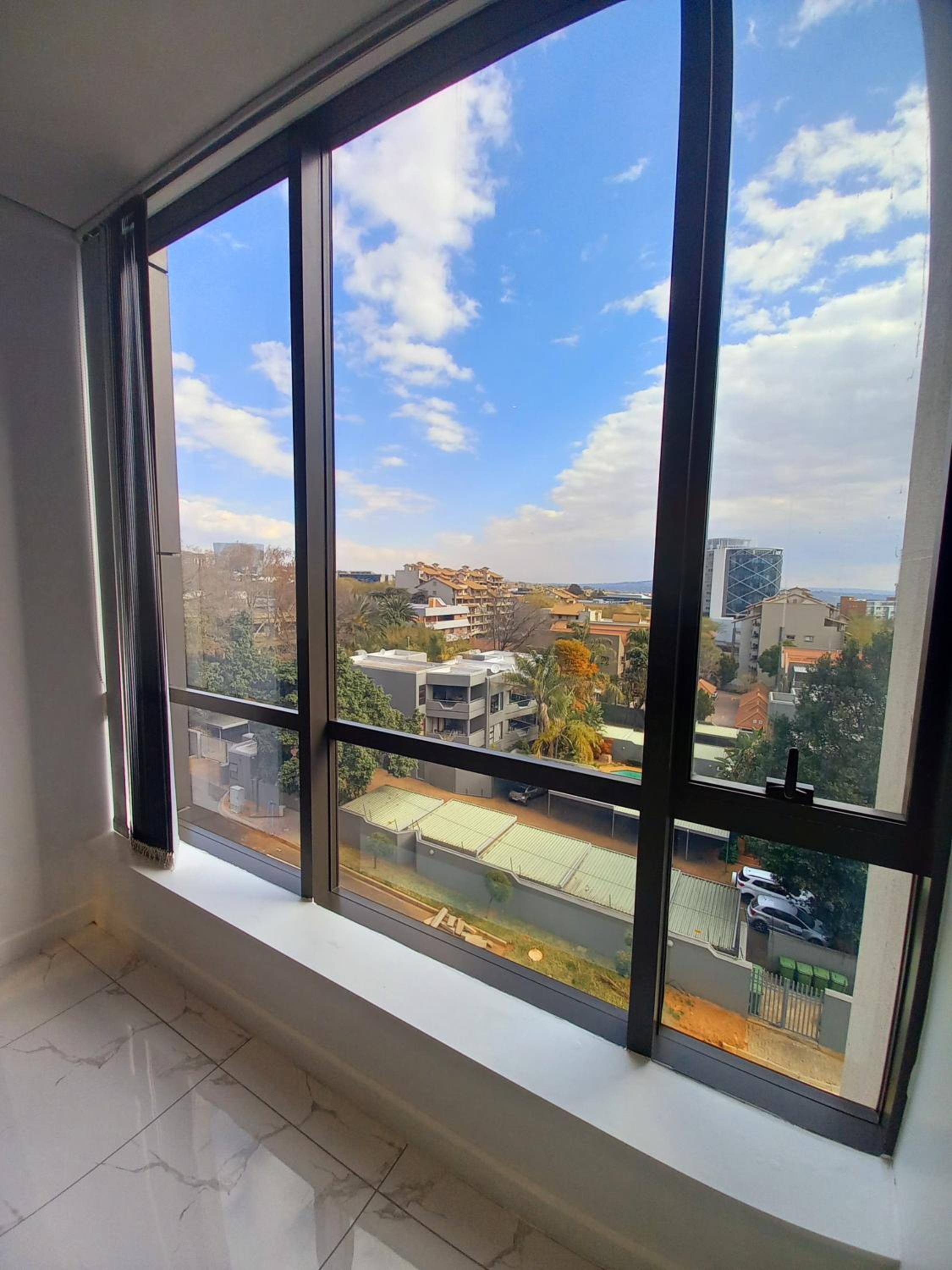 Фото Sandton Skye Unit 702