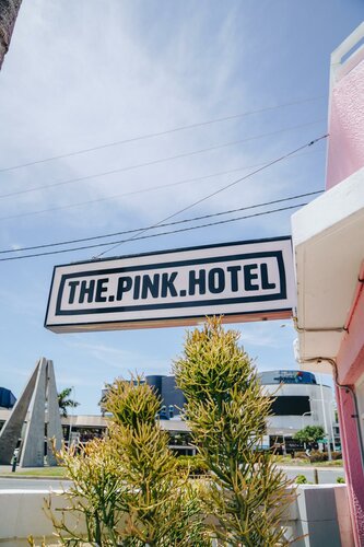 Гостиница The Pink Hotel Coolangatta