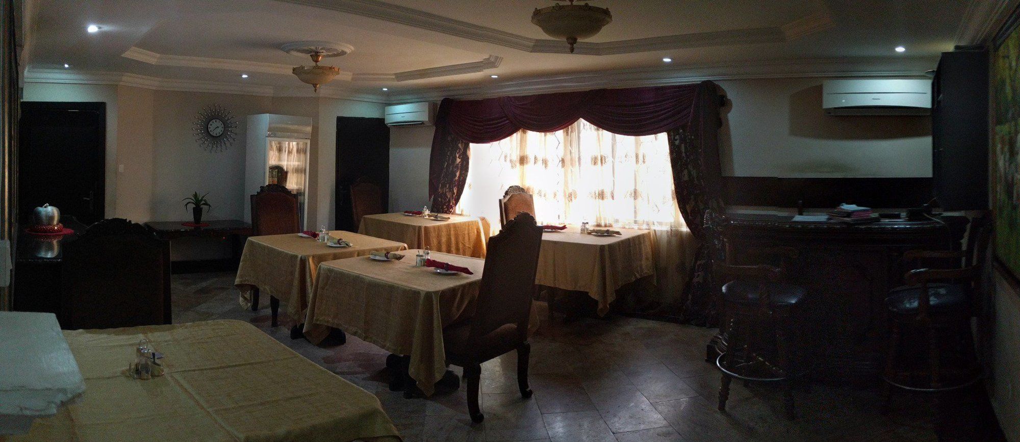 Фото Emperor's PLace Luxury Room