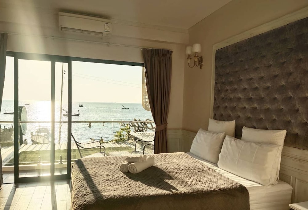 Фото Sea Sand Trees