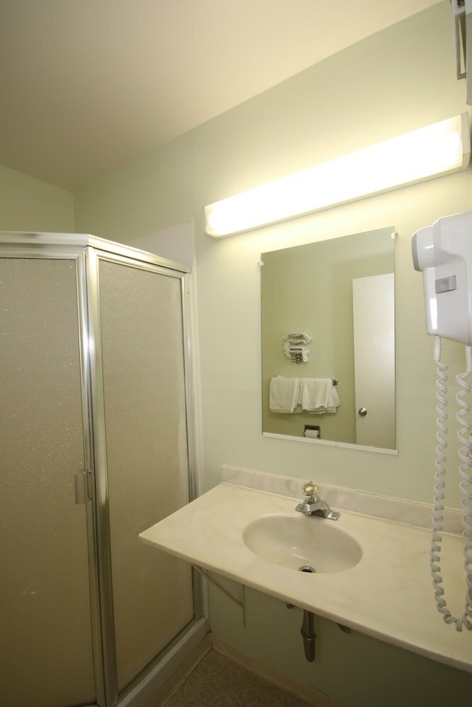 Фото Royal Inn Charlotte Airport Hotel