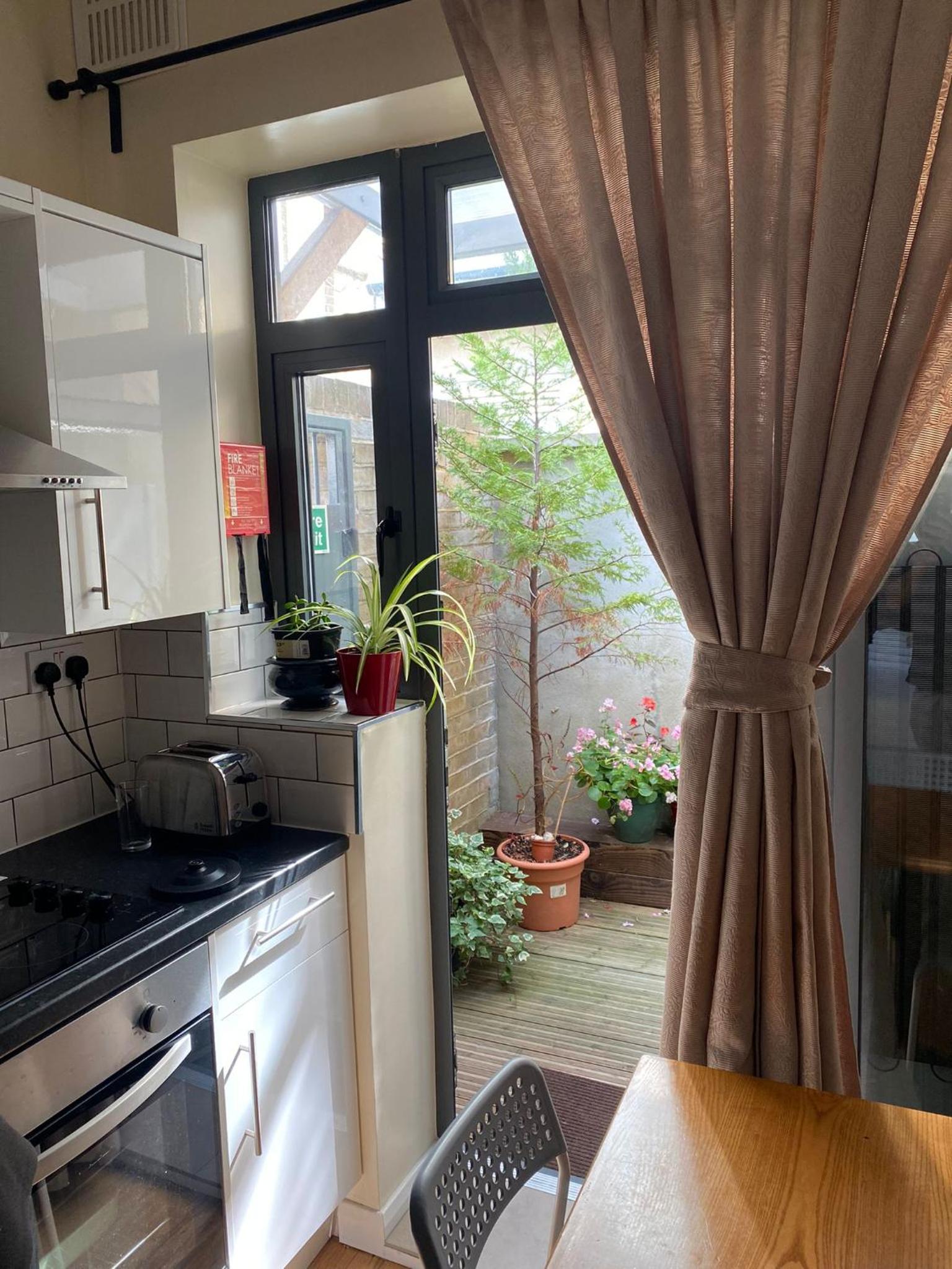 Фото Lyall Apartment Hotel