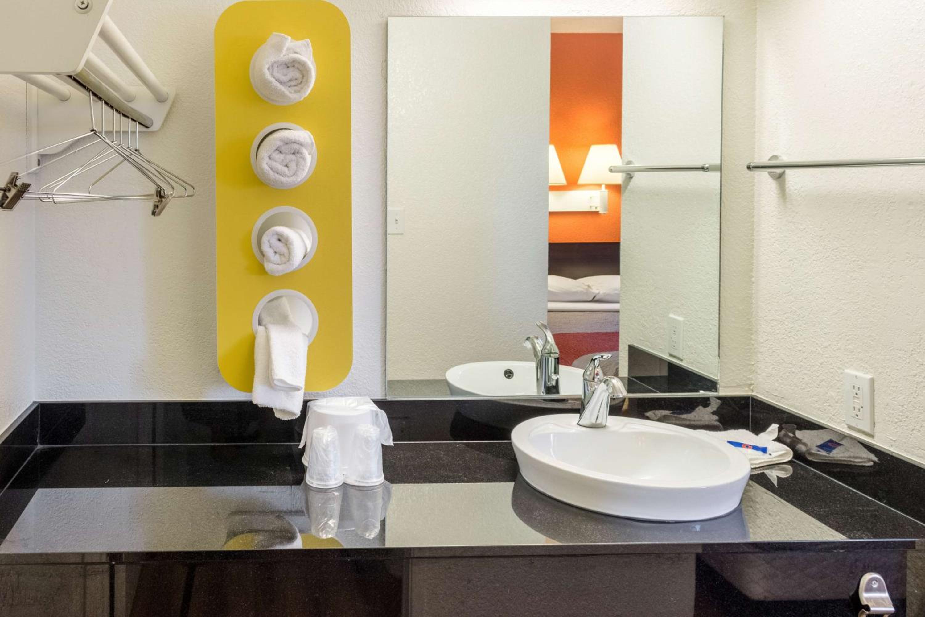 Фото Motel 6 Bakersfield, Ca - East