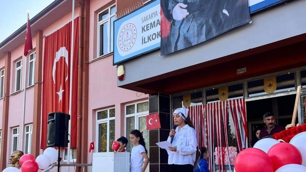 Primary school Kemaliye Primary School, Arifiye, photo