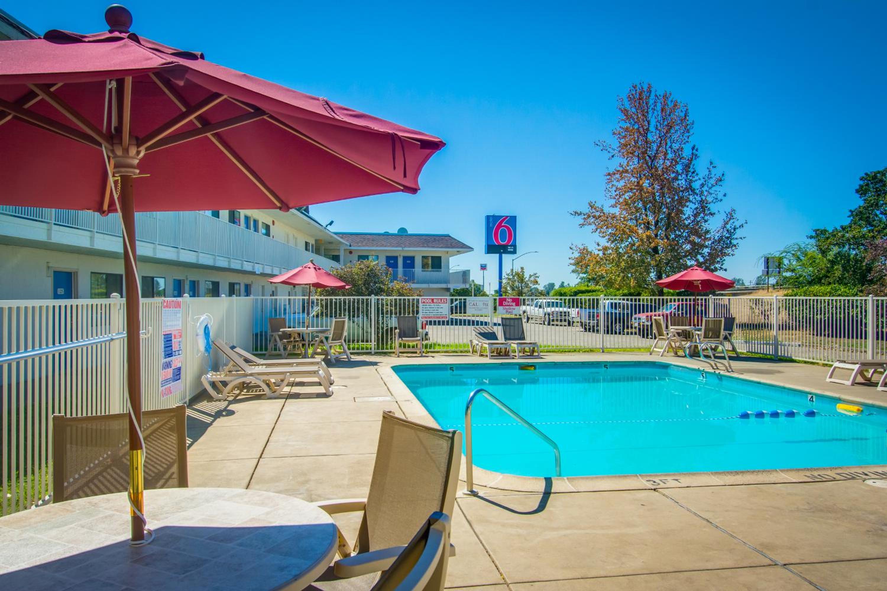 Фото Motel 6 Redding, Ca - North