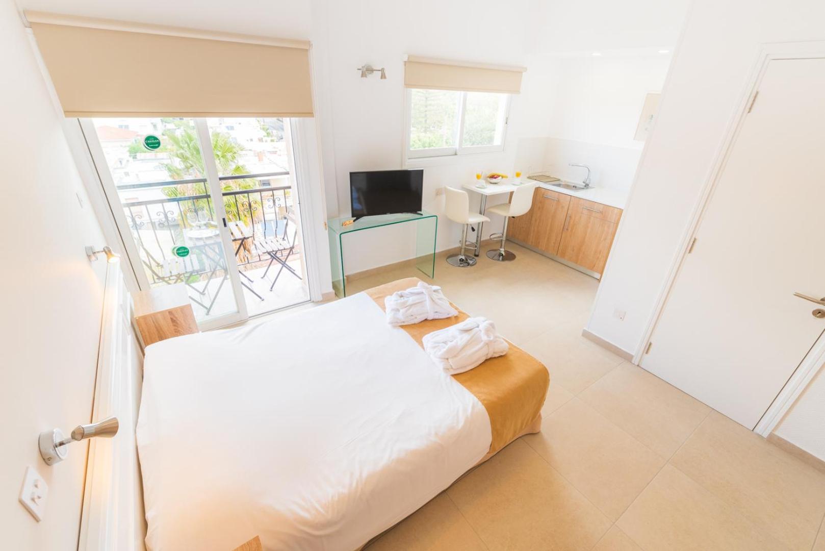 Фото Chrielka Hotel Apartments