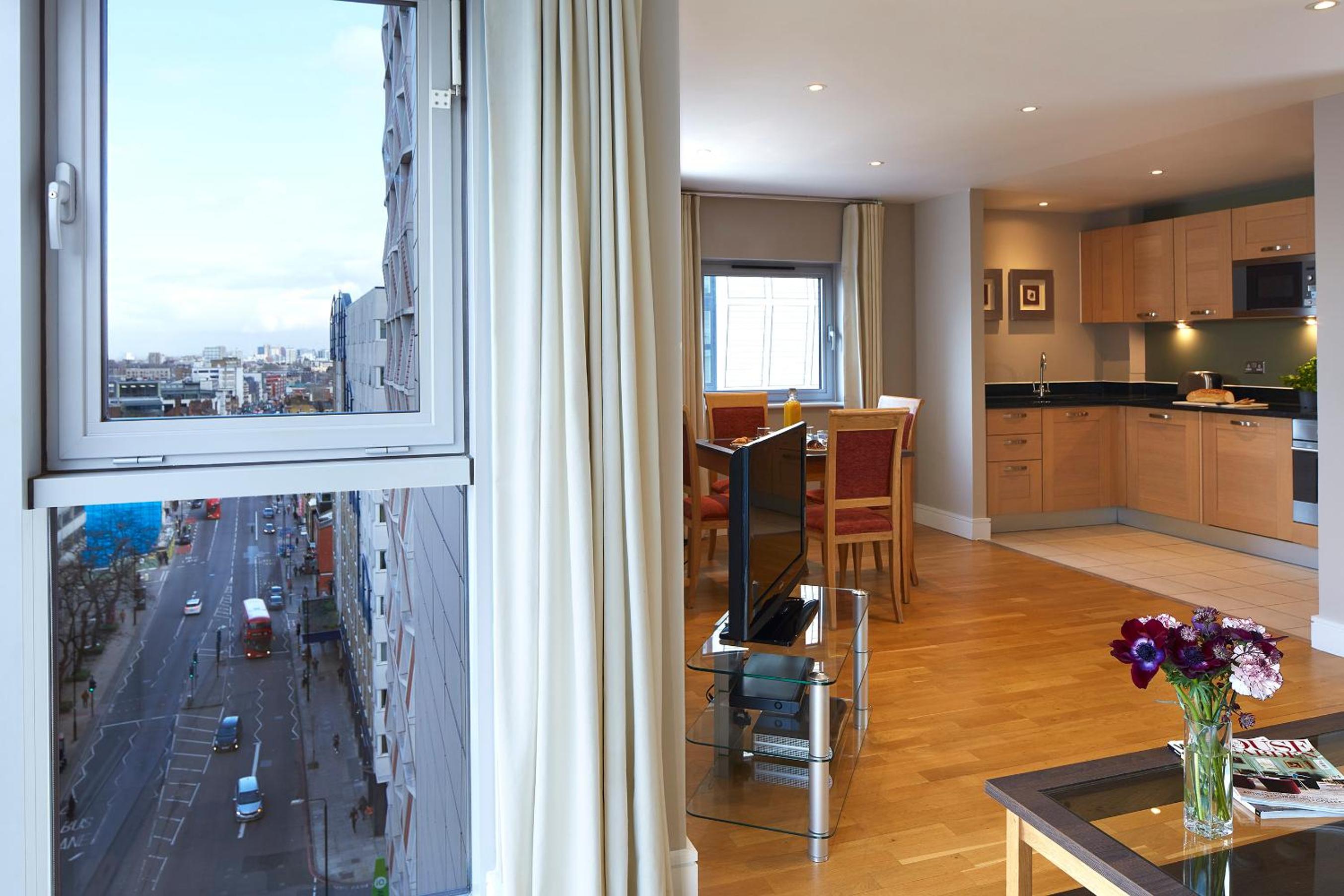 Фото Marlin Aldgate Tower Bridge