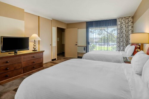 Гостиница Carlton Oaks Lodge, Ascend Hotel Collection