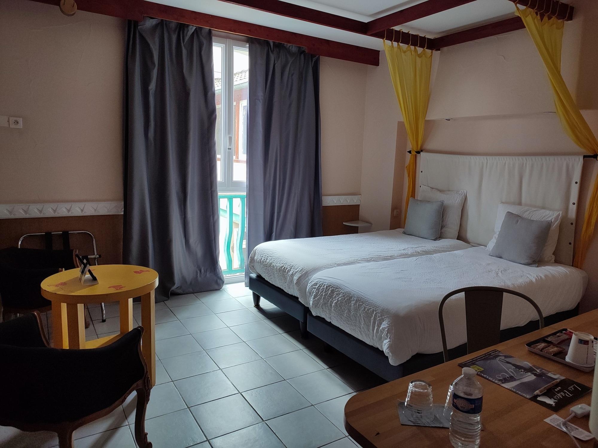 Фото Logis Hôtel Les Pages