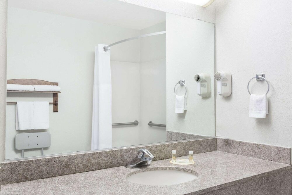 Фото Brentwood Inn & Suites