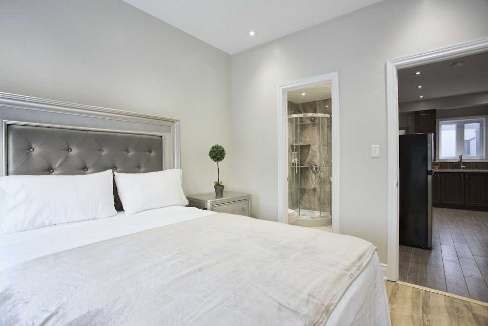 Фото Toronto Rooms and Suites