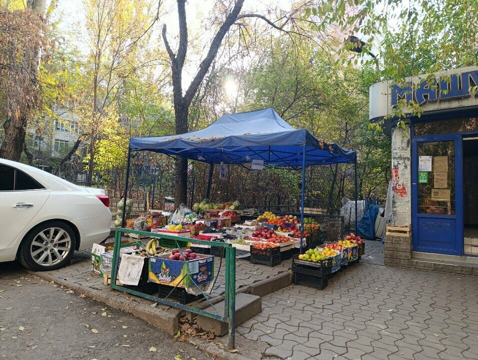 متجر بيع خضر خضروات طازجة Vegetable and Fruit Sales Kiosk ، ألماتي، صورة