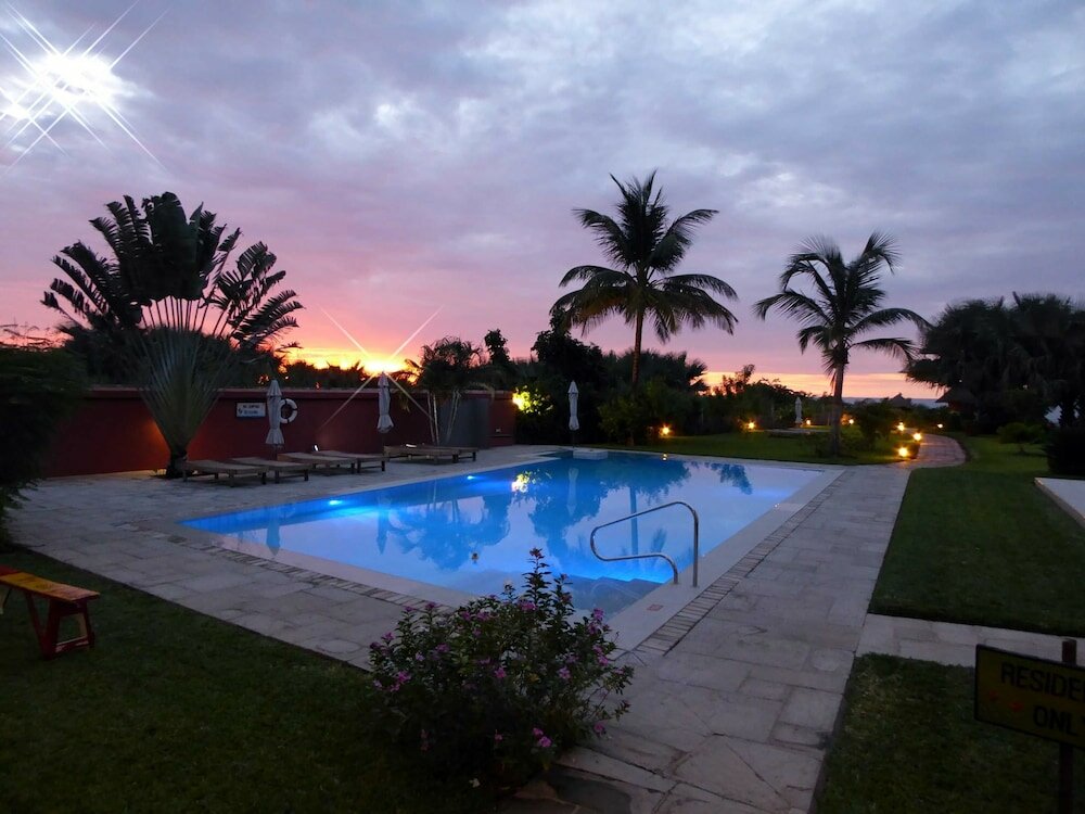 Фото Leo's Beach Hotel & Restaurant - Adults Only