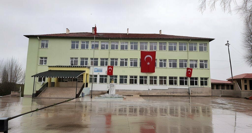 School Konuklar Middle School, Cayiralan, photo