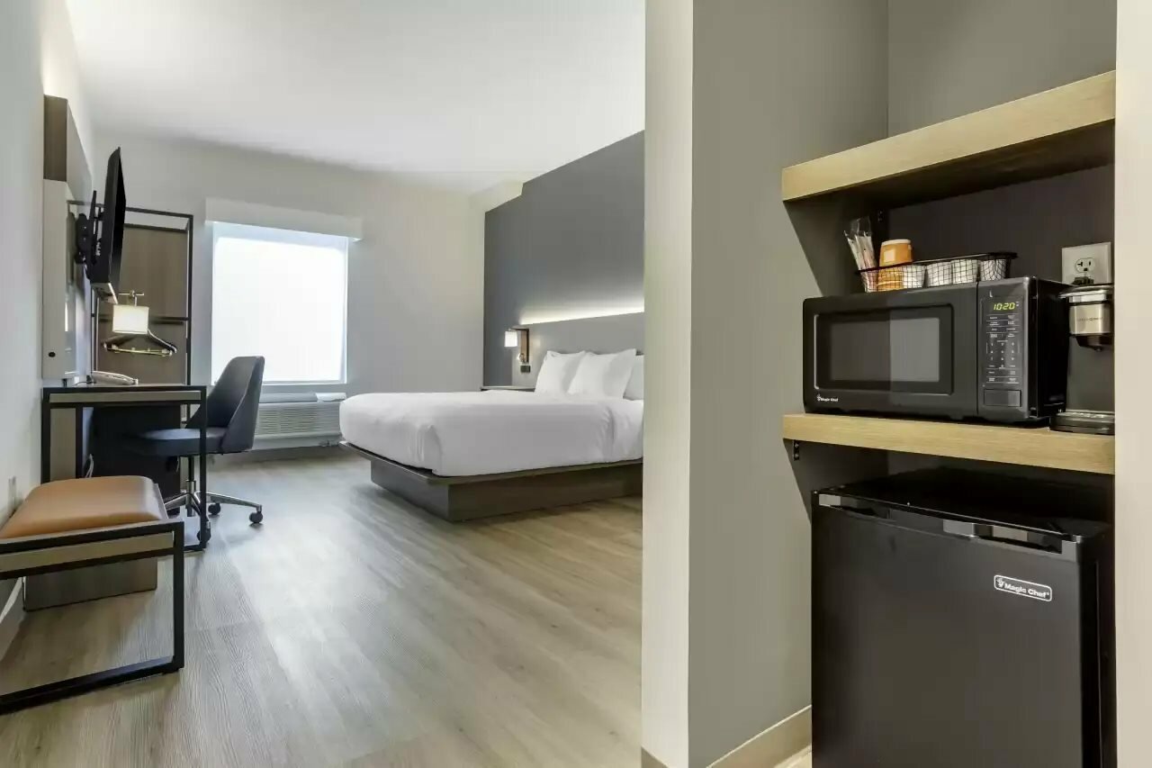 Фото Comfort Inn & Suites Newark Liberty International Airport