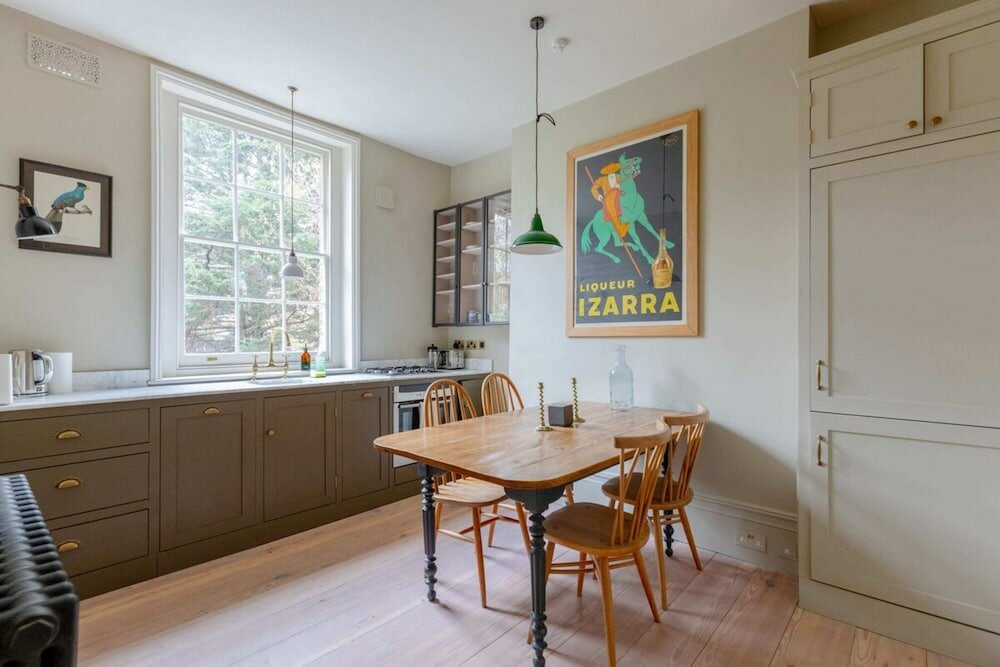 Фото Spacious & Elegant 2bd Victorian Flat - Islington!