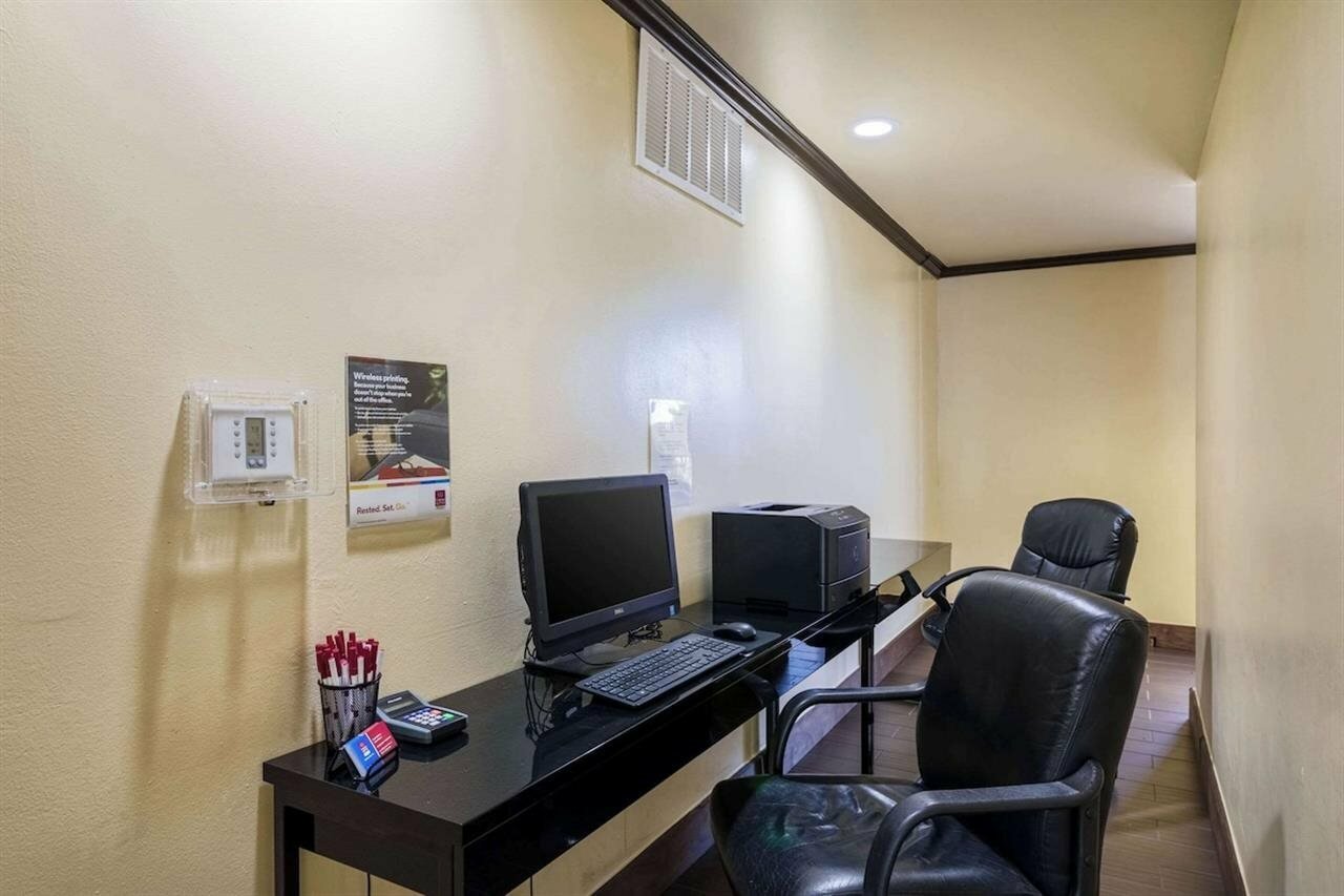 Фото Comfort Suites Austin Airport