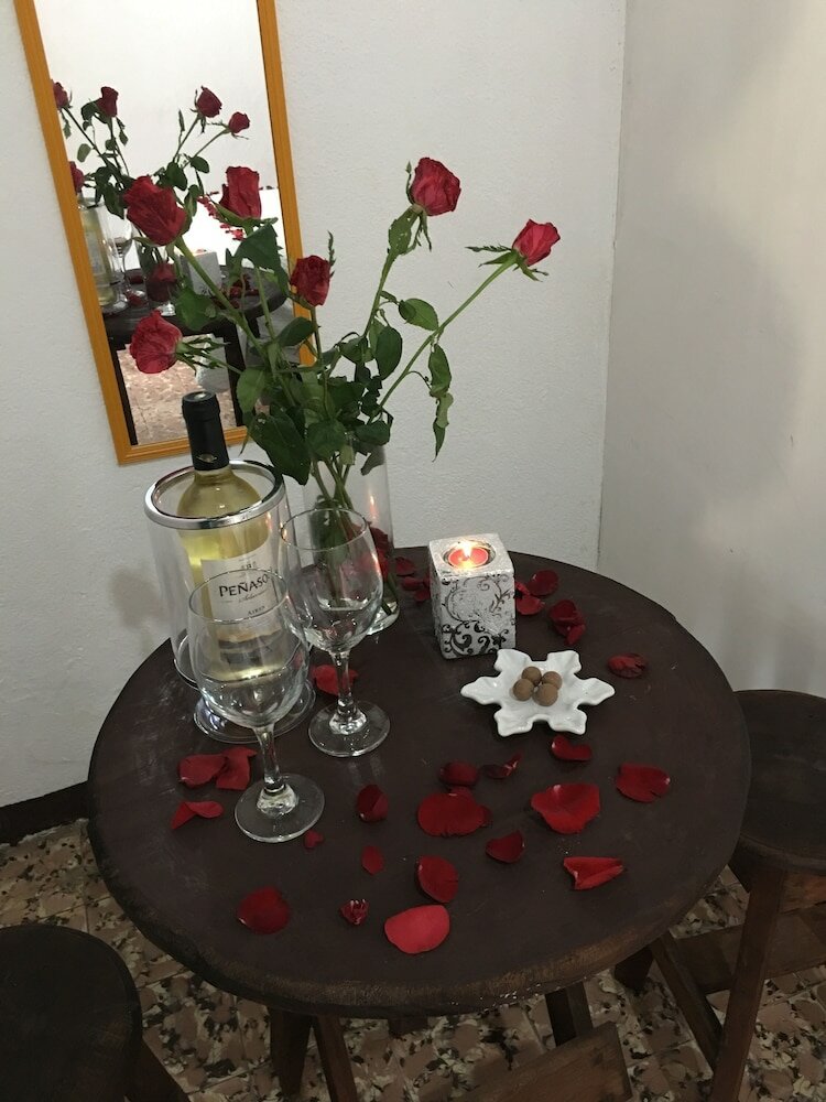 Фото Feathers Hotel and Lounge - Hostel