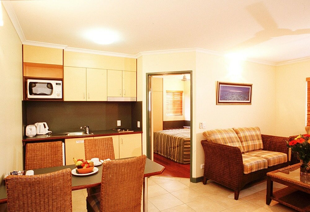 Фото Bay Village Tropical Retreat & Apartments