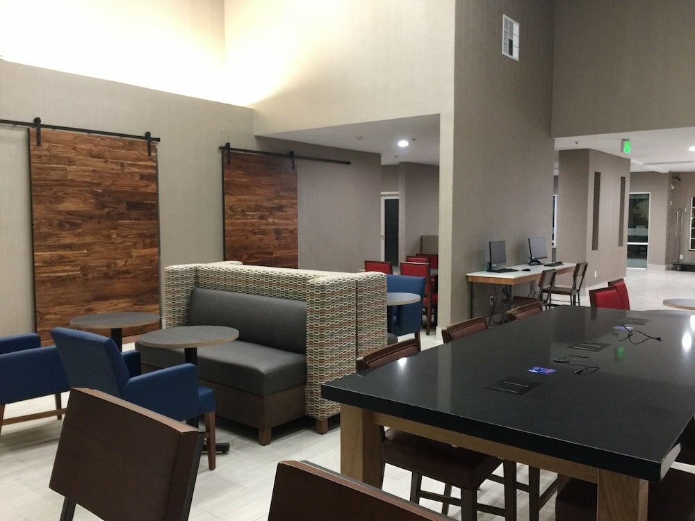 Фото Holiday Inn Express & Suites Tulare, an Ihg Hotel