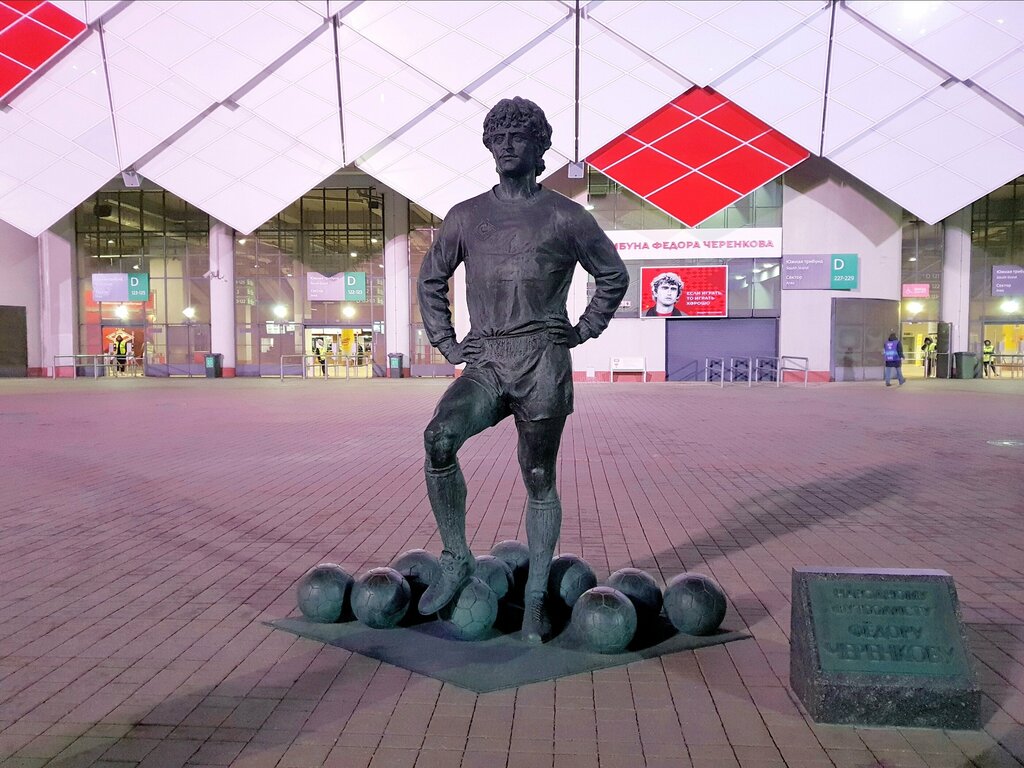 памятник футболисту на стадионе