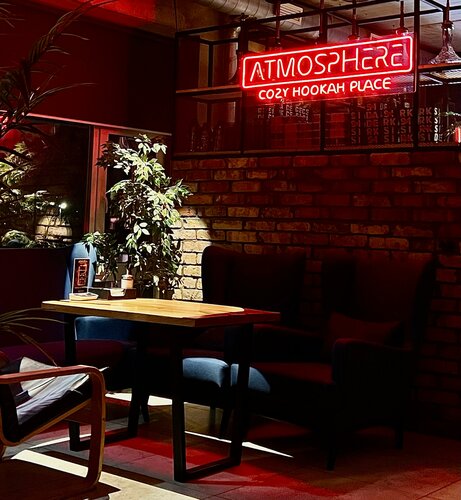 Katta kokraklarini silkitayotgan qizning videosi