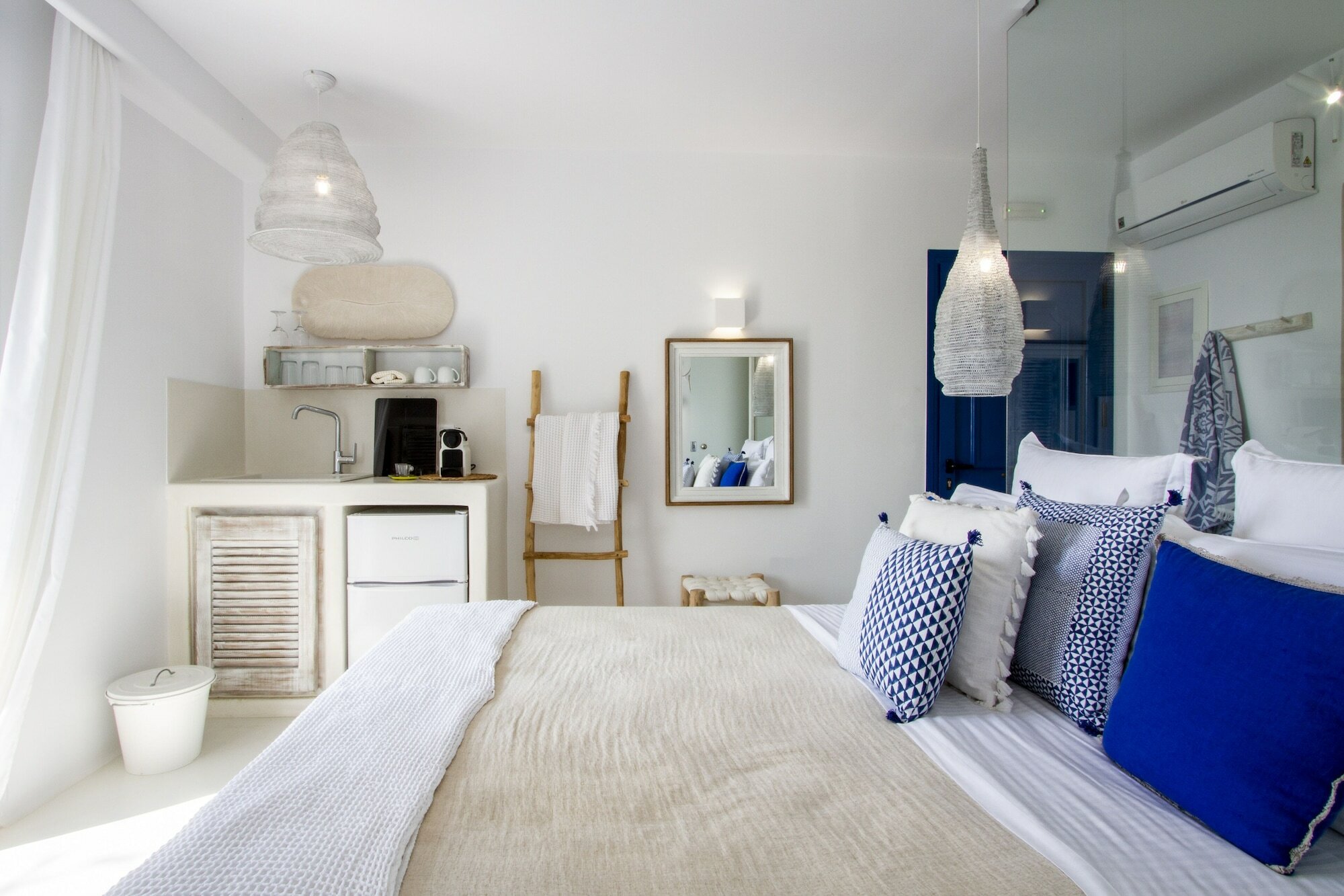 Фото Athina Studios & Suites