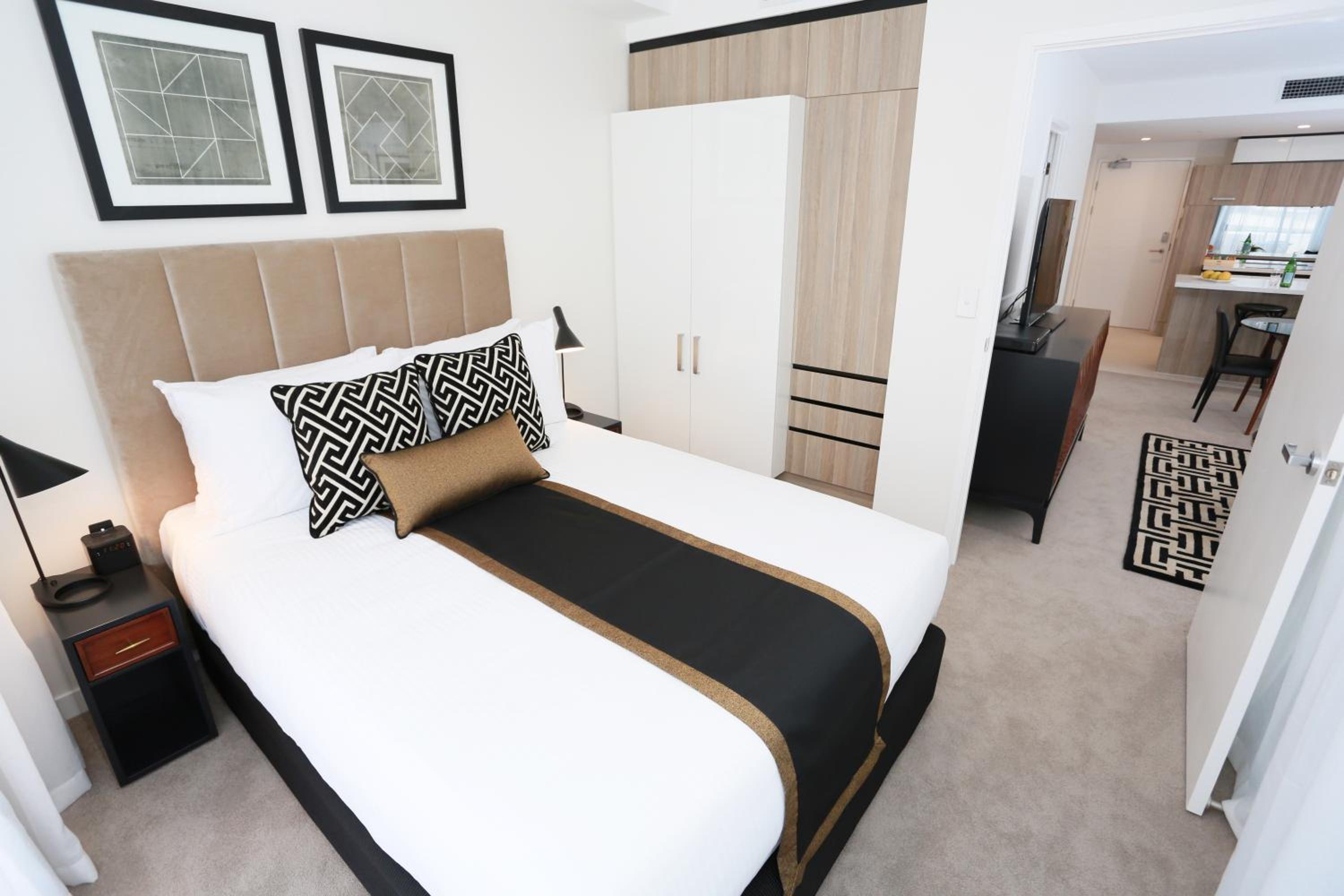 Фото Alex Perry Hotel & Apartments