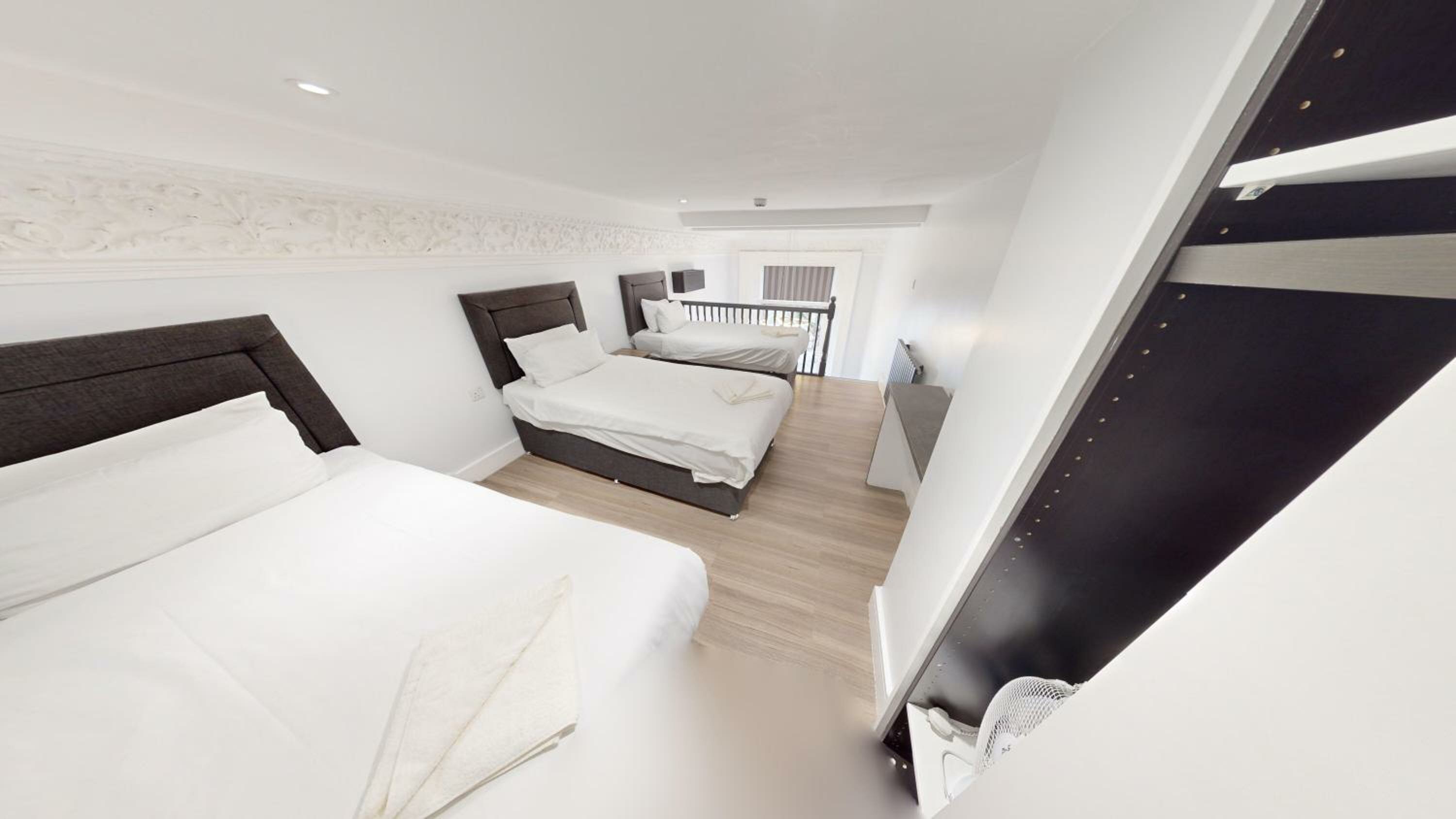 Фото Hyde Park Economy Apartments