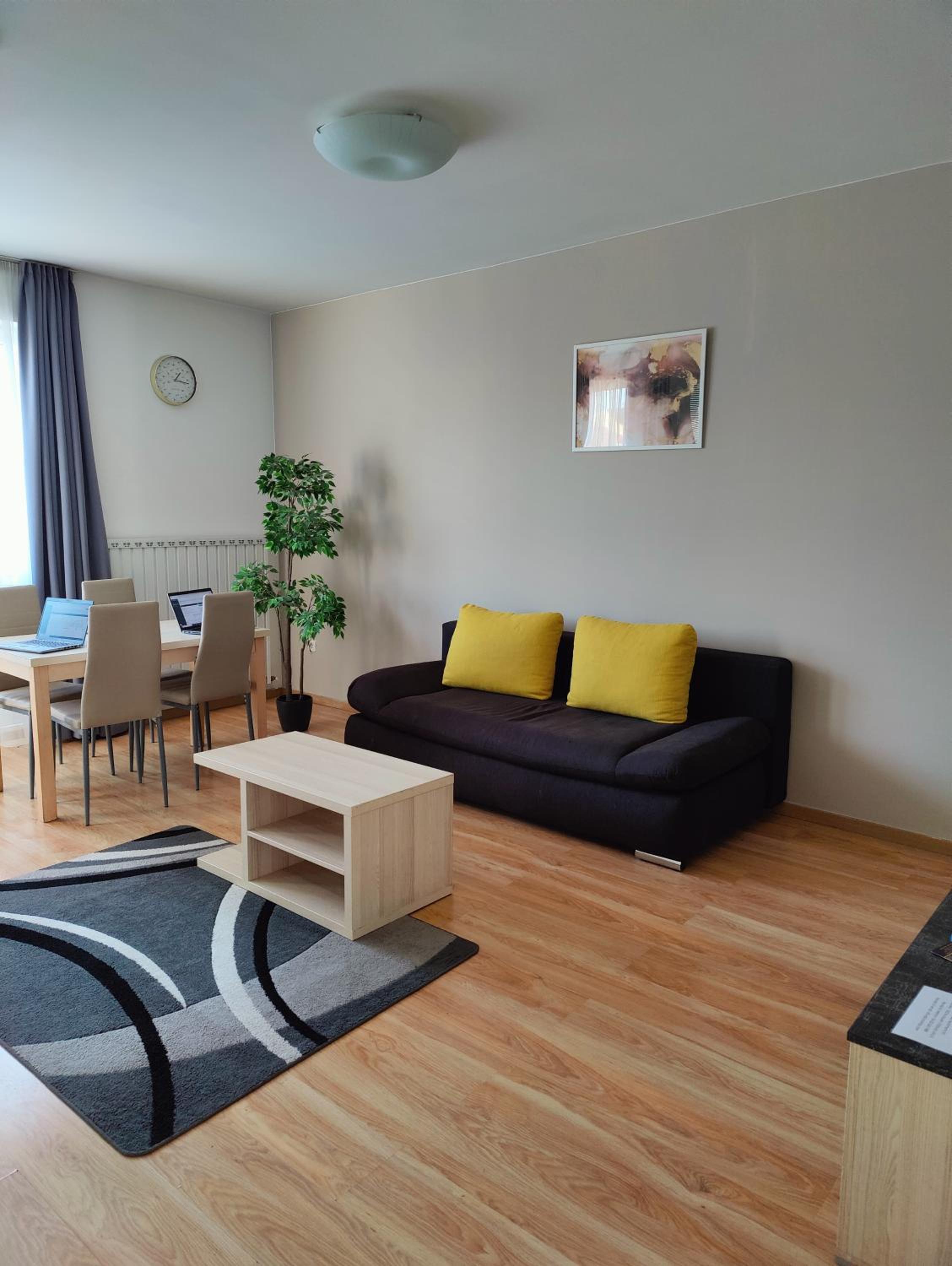 Фото Corvin Plaza Apartments and Suites