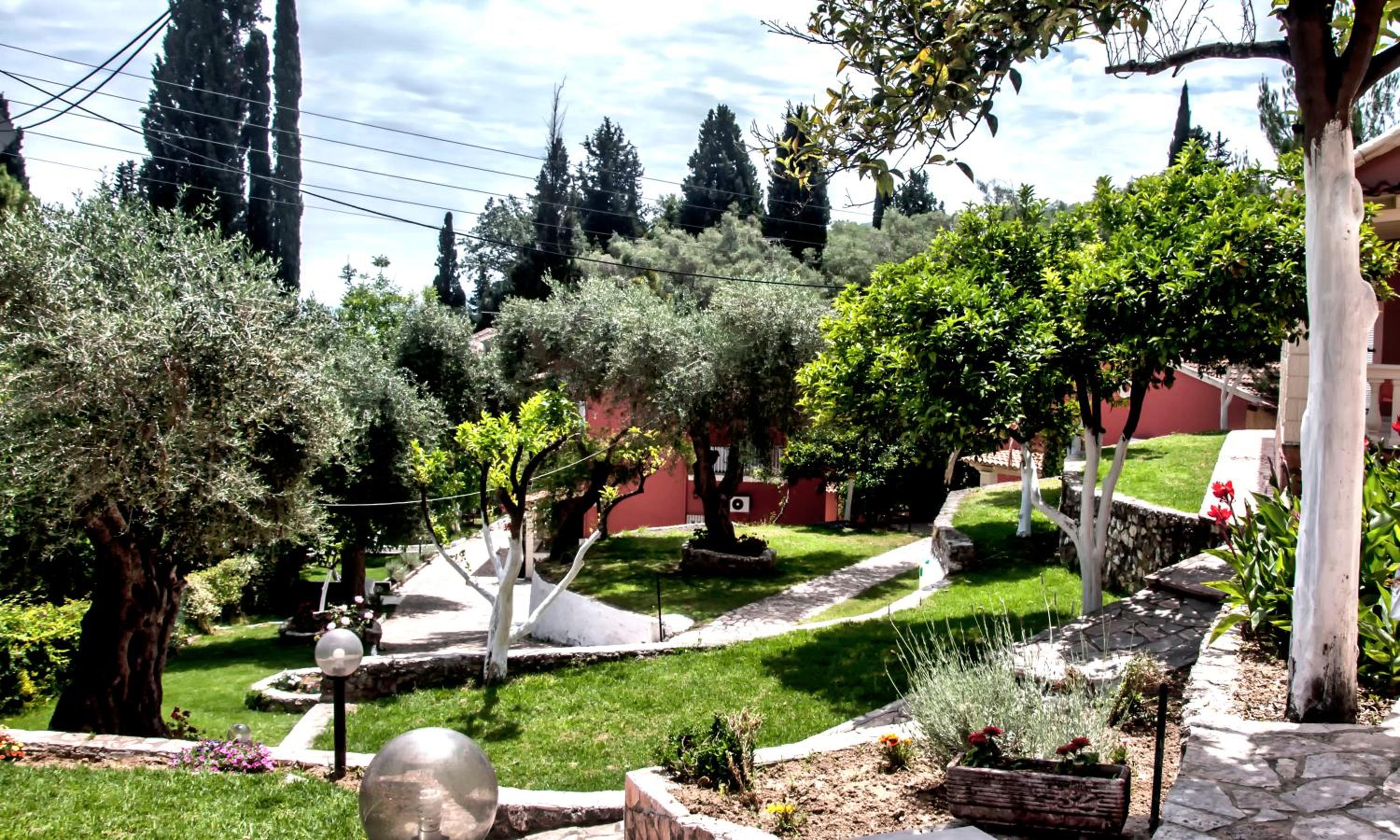 Фото Fouxia Apartments and Studios