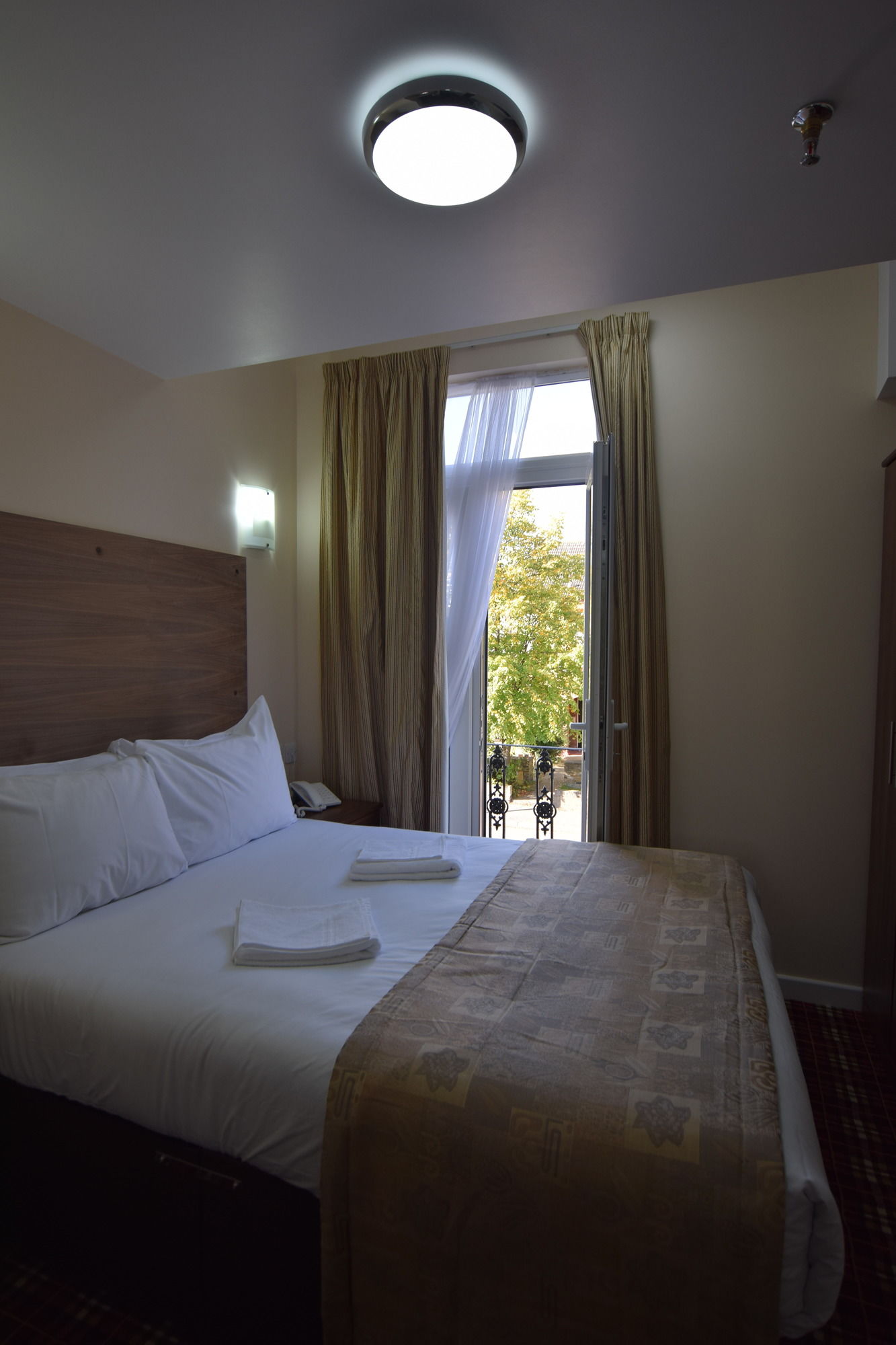 Фото Lucky 8 Hotel