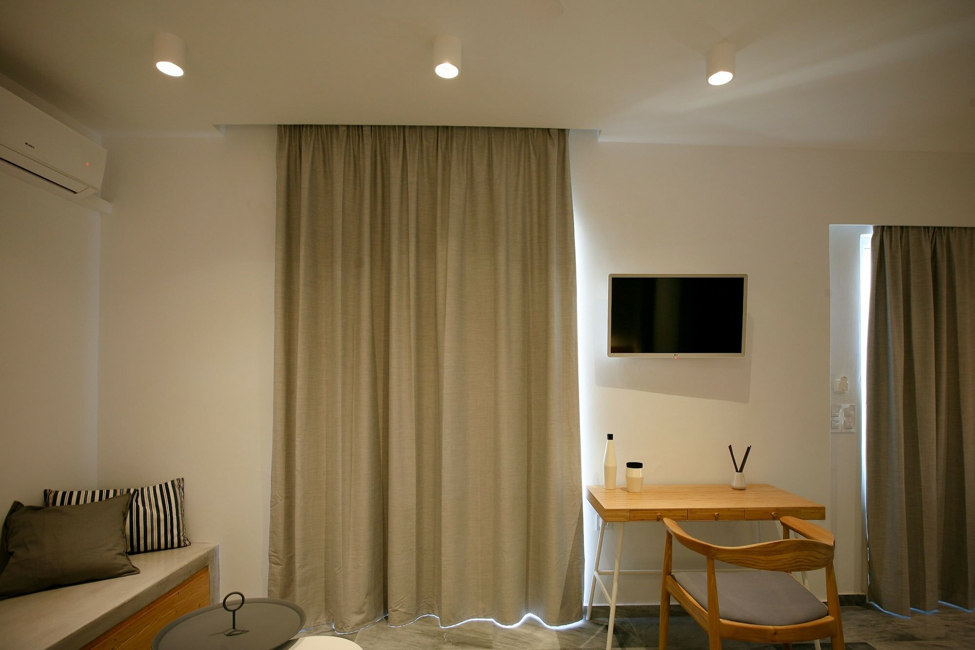 Фото Pharos Apartments