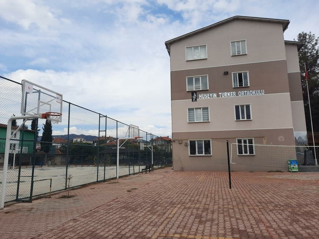 School Huseyin Turker Middle School, Bucak, photo