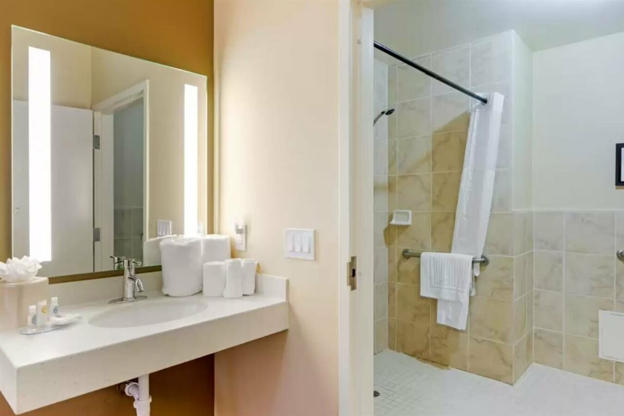 Фото Comfort Inn & Suites near Ontario Airport