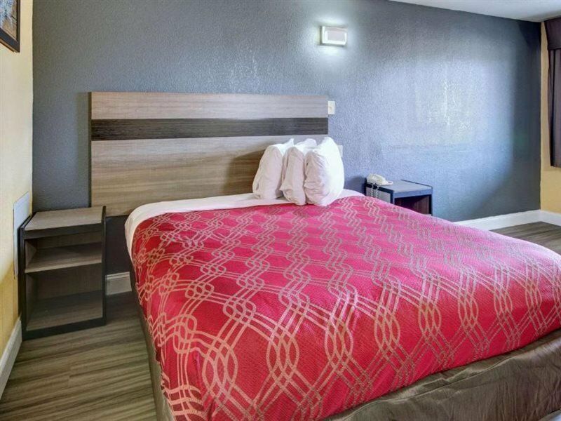 Фото Econo Lodge at Military Circle