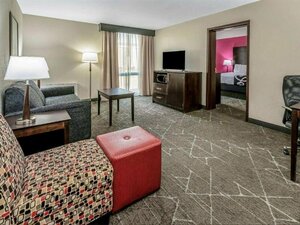 Гостиница La Quinta Inn & Suites by Wyndham Dallas I-35 Walnut Hill Ln