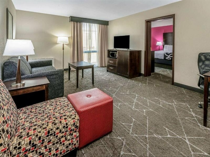 Фото La Quinta Inn & Suites by Wyndham Dallas I-35 Walnut Hill Ln