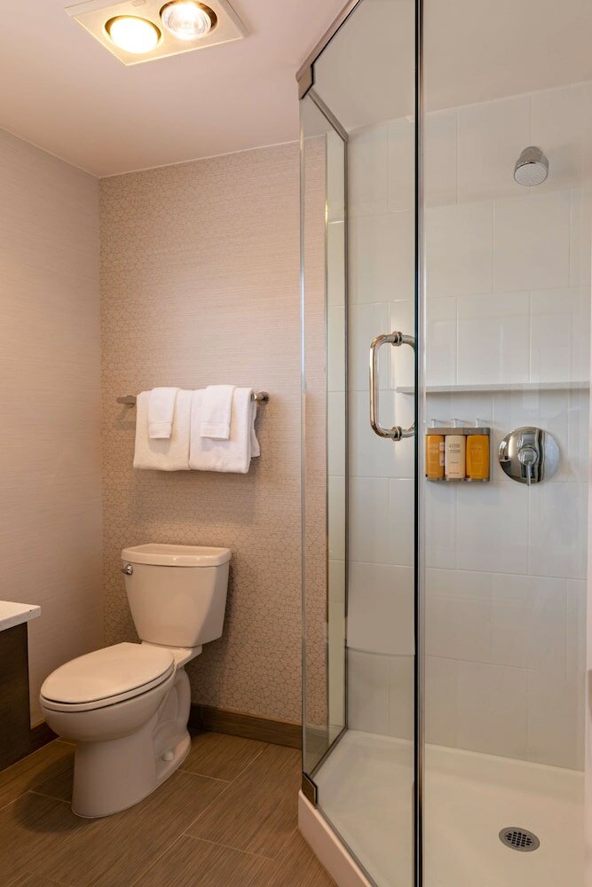 Фото West Beach Inn, a Coast Hotel