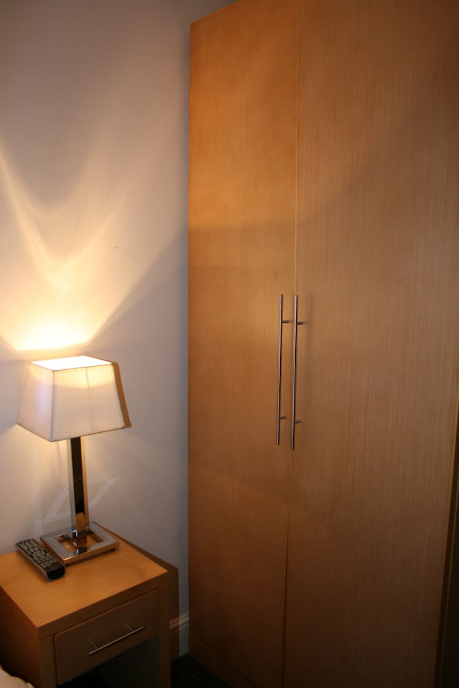 Фото Cromwell International Hotel